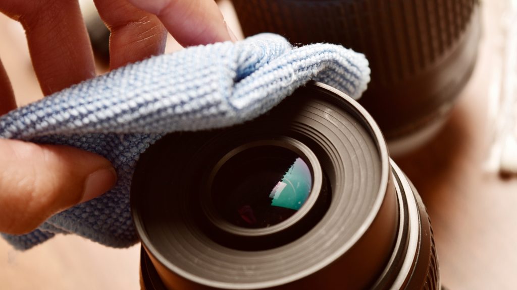 cleaning camera lens by microfiber cloth
