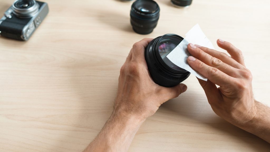 cleaning camera lens by wipes